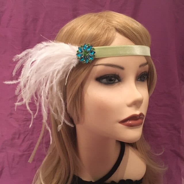 20Er Jahre Samt Sellerie Licht Grün Flapper Downton Abbey Ostrich Feather Stirnband Blau Strass in Crystal White Feather-Art-Deco | 659 20Er Jahre Samt Sellerie Licht Grün Flapper Downton Abbey Ostrich Feather Stirnband Blau Strass in Crystal White Feather-Art-Deco | 659 von SixFeathersStudio