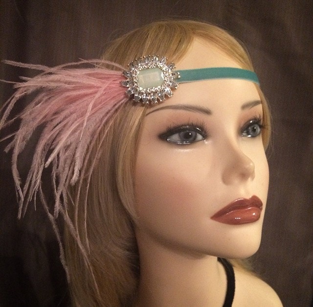 20Er Jahre Stil Feder Flapper Haarband Lila Dunkel Rosa-Grün-Blaugrün Samt Türkis Blau 1920 Art Deco Strass Kopf Stück Überträger | 608 20Er Jahre Stil Feder Flapper Haarband Lila Dunkel Rosa-Grün-Blaugrün Samt Türkis Blau 1920 Art Deco Strass Kopf Stück Überträger | 608 von SixFeathersStudio