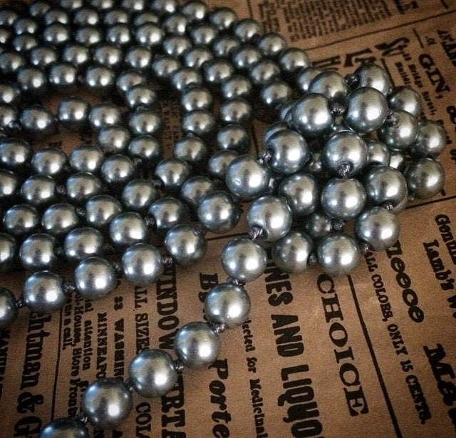 60" Lange Dark Grey Pewter 1920Er Jahre Great Gatsby-stil 10 Mm Glasperlen-Einzelstrang-Halskette Downton Abtei Dark Flapper-Zubehör von SixFeathersStudio