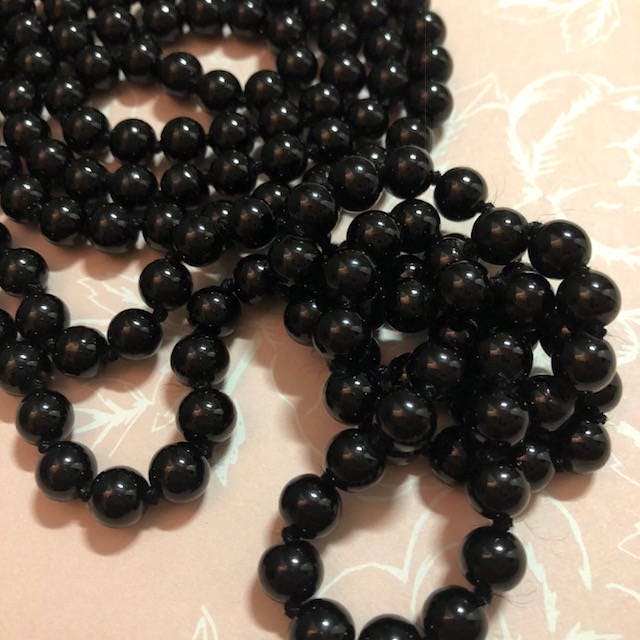 60" Lange Schwarze 8 Mm Glasperle Great Gatsby 1920's Style Einzelstrang-Halskette 20's 1920S Downton Abtei Dark Flapper Accessoire Wrap Knot 60" Lange Schwarze 8 Mm Glasperle Great Gatsby 1920's Style Einzelstrang-Halskette 20's 1920S Downton Abtei Dark Flapper Accessoire Wrap Knot von SixFeathersStudio