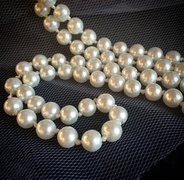 90" Lang Weiss 1920S Gatsby Style 8 Mm Glasperle Einstrang-Halskette 20's Downton Abtei Accessoire Schmuck Zubehör Elfenbein 90" Lang Weiss 1920S Gatsby Style 8 Mm Glasperle Einstrang-Halskette 20's Downton Abtei Accessoire Schmuck Zubehör Elfenbein von SixFeathersStudio