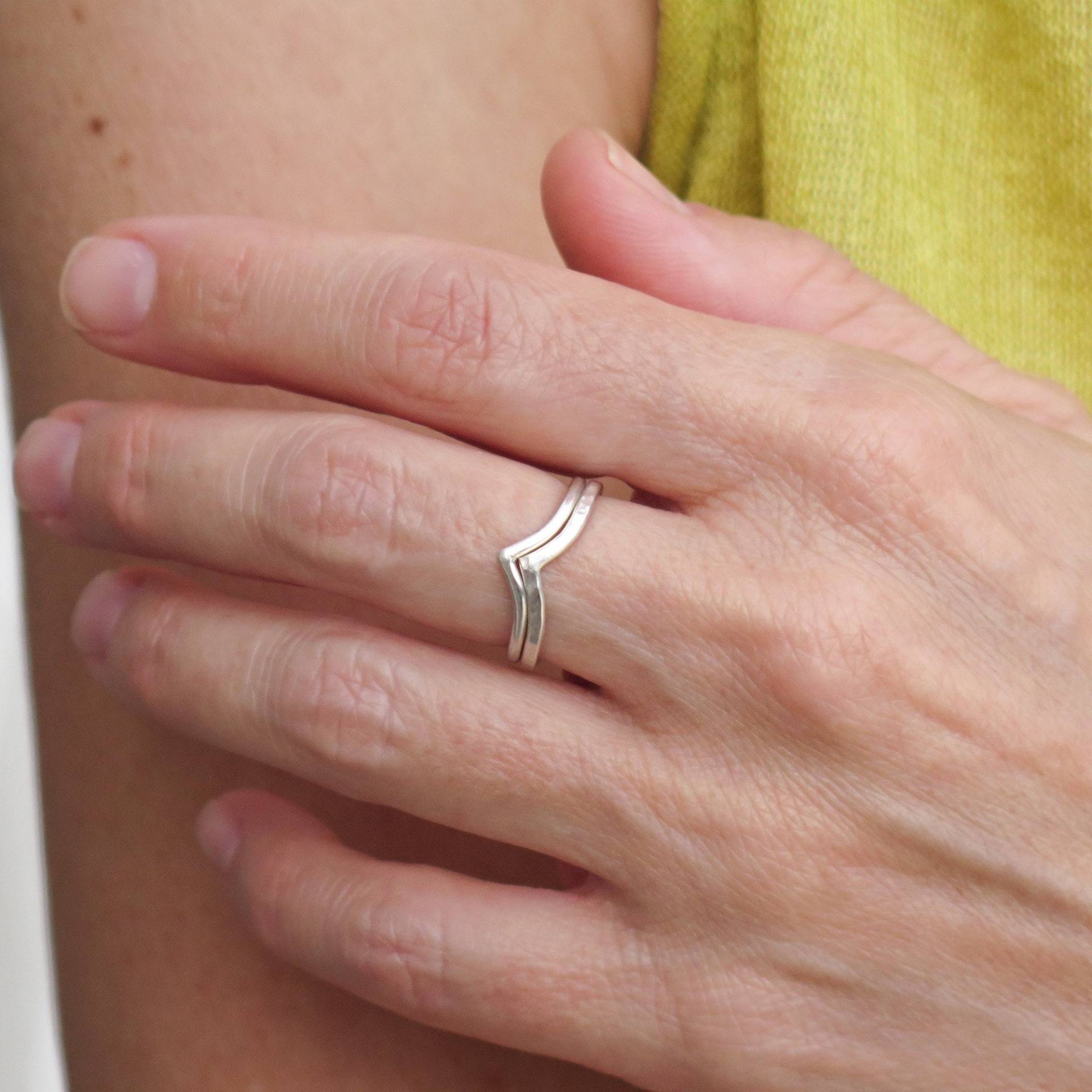Gehämmerter Chevron-Ring, Umweltfreundlicher 950Er Silber-V-Ring, Auf Bestellung Handgefertigt Gehämmerter Chevron-Ring, Umweltfreundlicher 950Er Silber-V-Ring, Auf Bestellung Handgefertigt von SixLeChat