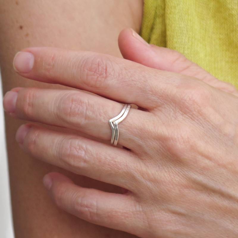 Gehämmerter Chevron-Ring, Umweltfreundlicher 950Er Silber-V-Ring, Auf Bestellung Handgefertigt Gehämmerter Chevron-Ring, Umweltfreundlicher 950Er Silber-V-Ring, Auf Bestellung Handgefertigt von SixLeChat