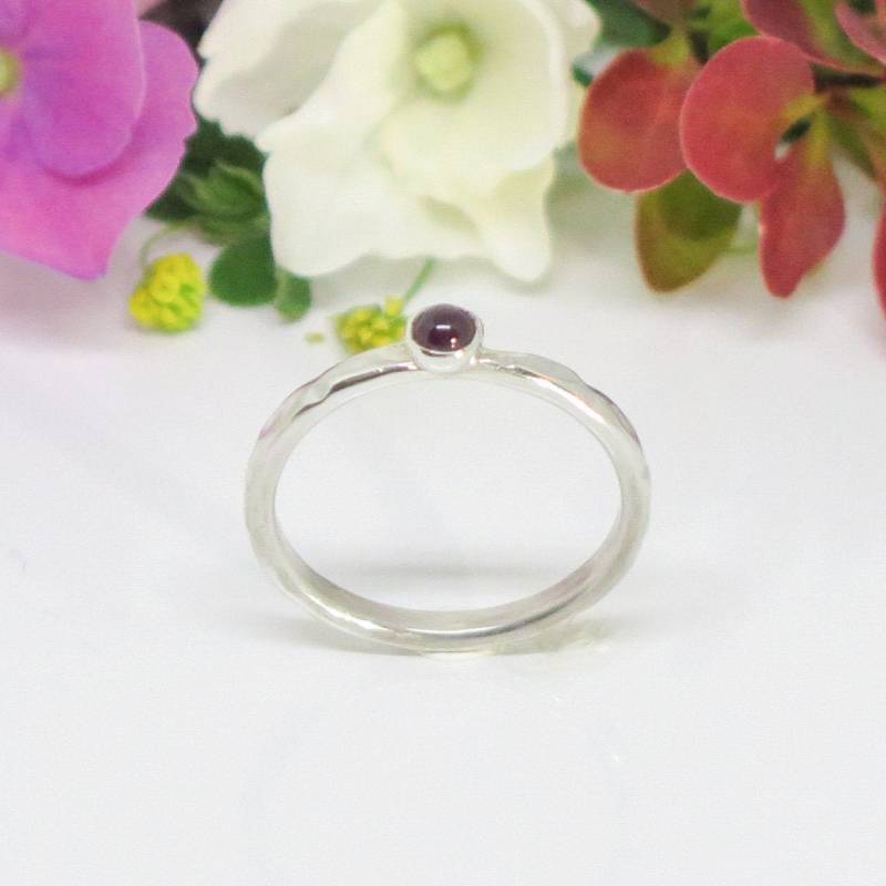 Granat Geschnitzt Bandring Aus Massivem Silber, Stapelring, Auf Bestellung Gemacht Granat Geschnitzt Bandring Aus Massivem Silber, Stapelring, Auf Bestellung Gemacht von SixLeChat