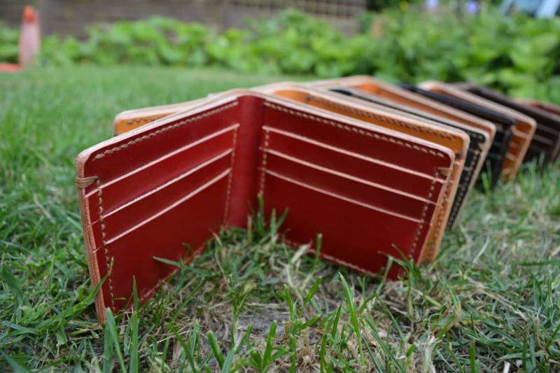 Full-Grain Bi-Fold Geldbörse von SixMagpiesLeather