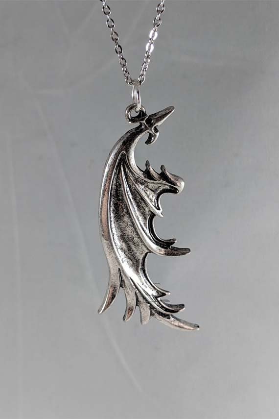 Kingdom Hearts Cloud Strife Flügel Anhänger Halskette Kopfschmuck Cosplay Schmuck Kostüm Geflügelte Silber Accessoire Kingdom Hearts Cloud Strife Flügel Anhänger Halskette Kopfschmuck Cosplay Schmuck Kostüm Geflügelte Silber Accessoire von SixOnClothing