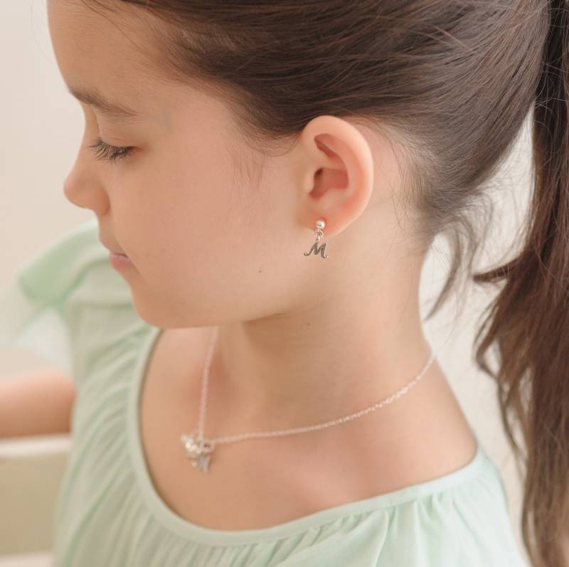 sterling Silber Initial Ohrringe, Personalisiert Für Kleine Mädchen von SixSistersBeadworks