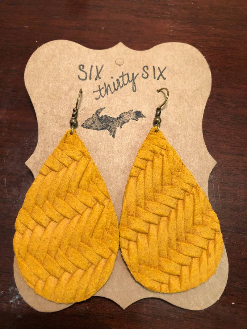 Handgefertigte Lederohrringe von SixThirtySixCo