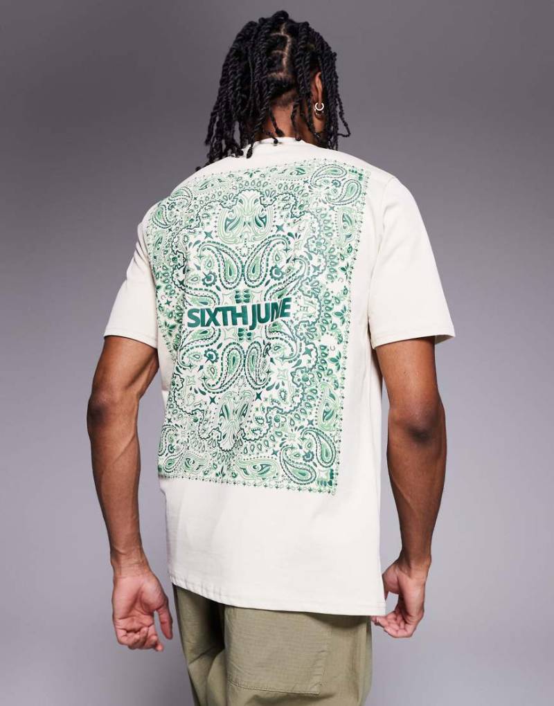 Sixth June - Cremeweißes T-Shirt mit Bandana-Print auf dem Rücken von Sixth June