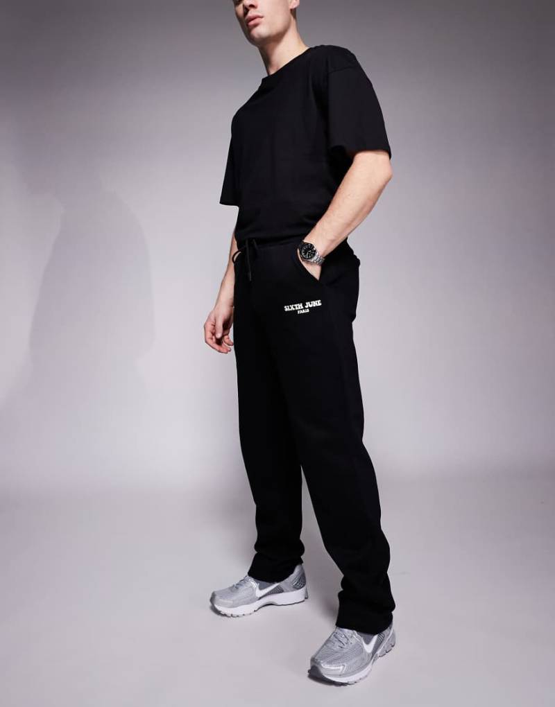 Sixth June - Gerade geschnittene Jogginghose in Schwarz mit Motivprint von Sixth June