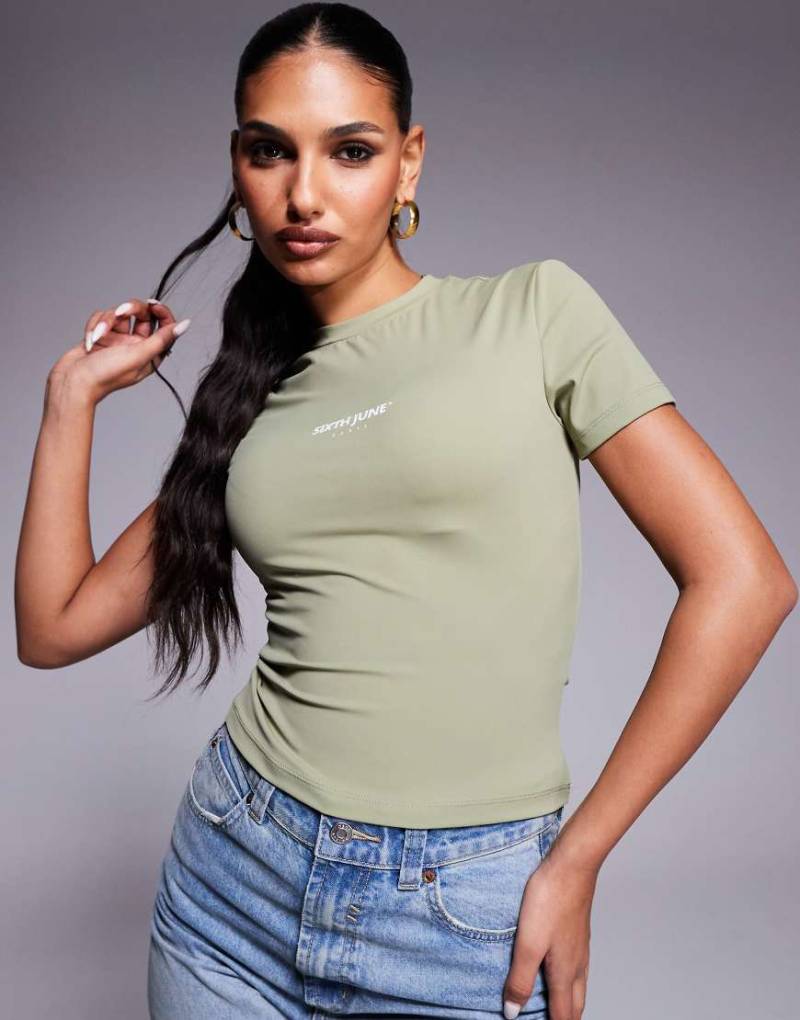 Sixth June - Knapp geschnittenes, kurzärmliges T-Shirt aus elastischem, formgebendem Stoff in hellem Khaki mit Logodetail-Grün von Sixth June