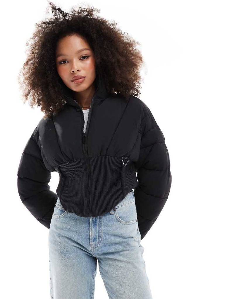 Sixth June - Kurz geschnittener Steppmantel in Schwarz mit Korsett-Detail von Sixth June