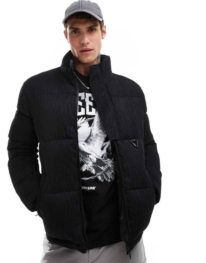 Sixth June - Strukturierte Steppjacke in Schwarz mit Logo-Detail von Sixth June