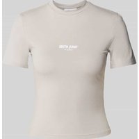 Sixth June T-Shirt mit Label-Stitching in Hellgrau, Größe XS von Sixth June