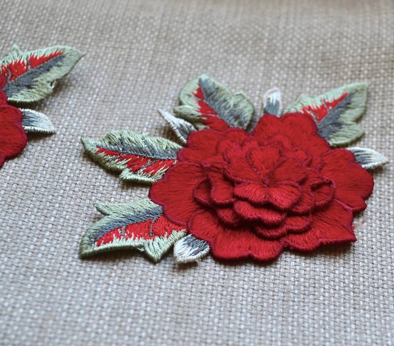 3D Gestickter Aufnäher, Gestickte Applikation, Roter Blumenapplikation, Rotes Blumenstück, Blumenstickerei, Rote Applikation von SixthCraft