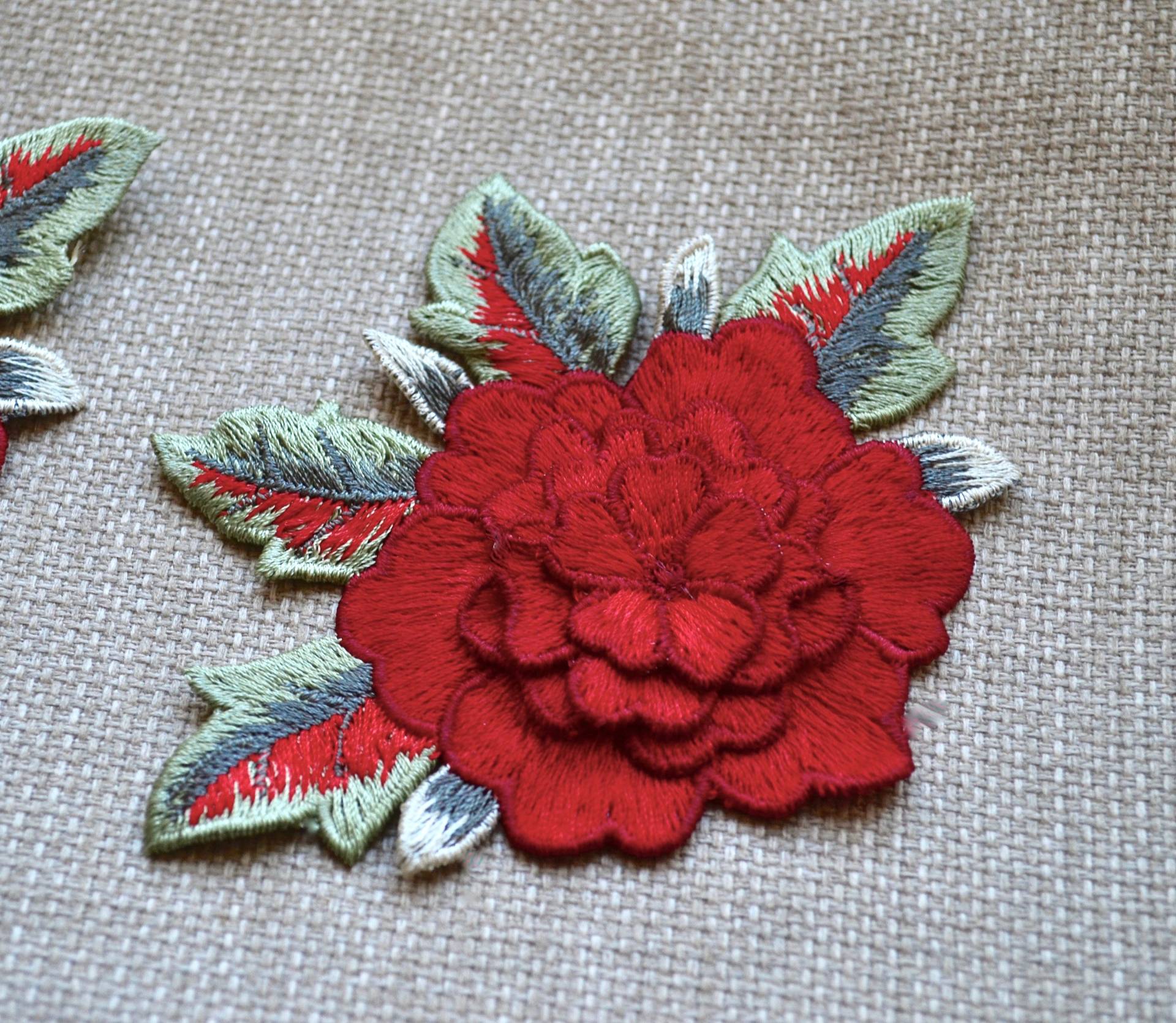 3D Gestickter Aufnäher, Gestickte Applikation, Roter Blumenapplikation, Rotes Blumenstück, Blumenstickerei, Rote Applikation von SixthCraft