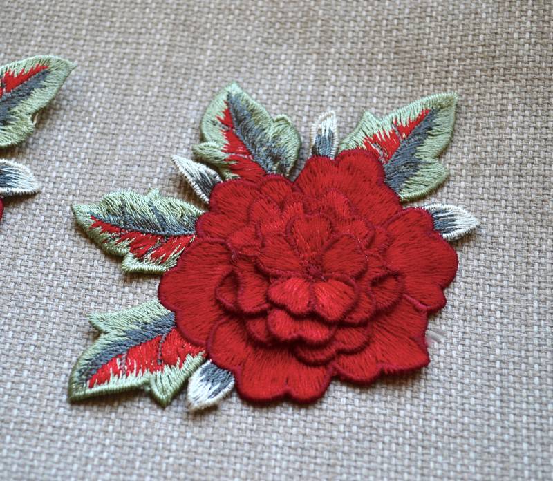 3D Gestickter Aufnäher, Gestickte Applikation, Roter Blumenapplikation, Rotes Blumenstück, Blumenstickerei, Rote Applikation von SixthCraft