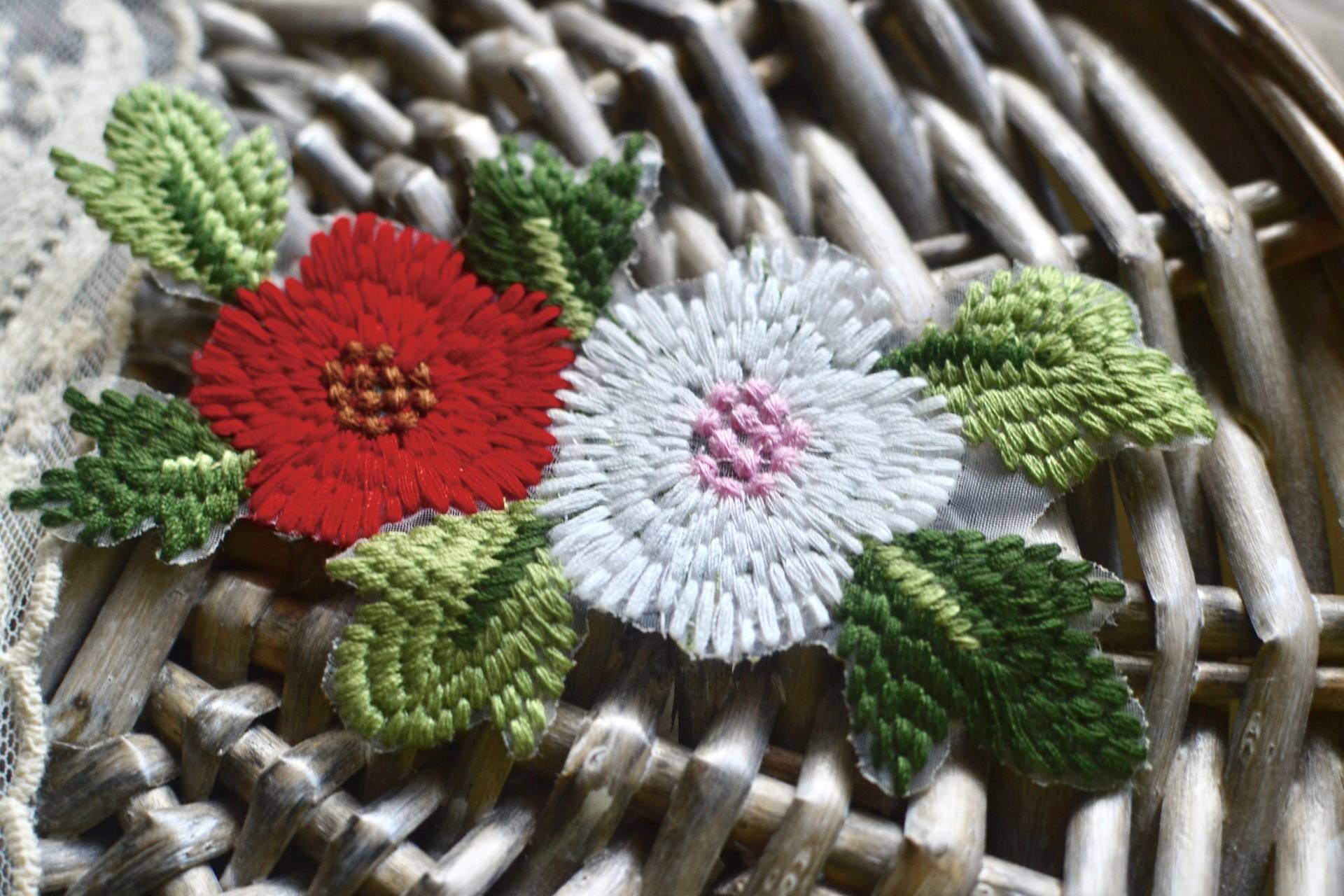 Rot Weiß Gestickte Applikation, Aufnäher Zum Aufnähen, Blumenapplikation, Roter Aufnäher, Weihnachtsdekor, Weihnachtsbasteln von SixthCraft