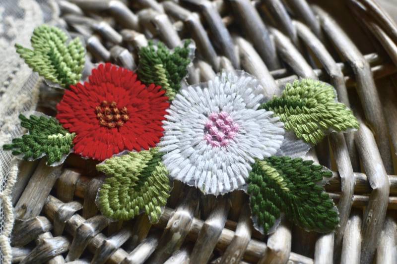 Rot Weiß Gestickte Applikation, Aufnäher Zum Aufnähen, Blumenapplikation, Roter Aufnäher, Weihnachtsdekor, Weihnachtsbasteln von SixthCraft