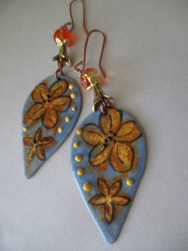 Handgefertigte Emaille Ohrringe Boho in Orange Blumen Mit Orangen Kristallen Und Messing Perlenkappen von SixtyEastDesigns
