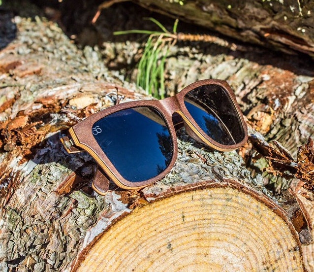 Premium Sonnenbrille Aus Holz | Polarisierte Nussbaum Herren & Damen Umweltfreundliche Nachhaltige Brille Wayfarer Style Geschenk Sixtysix von SixtySixCo