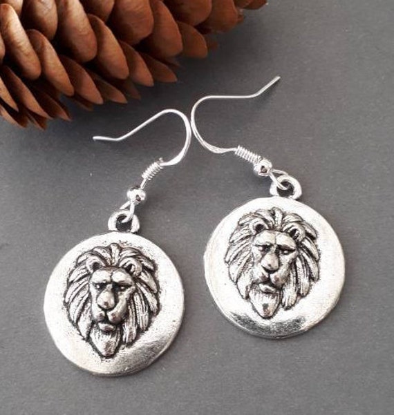 1 "Silber Ton Löwenkopf Runde Tag Charme Baumelnde Haken Ohrringe von Sjewelry4u