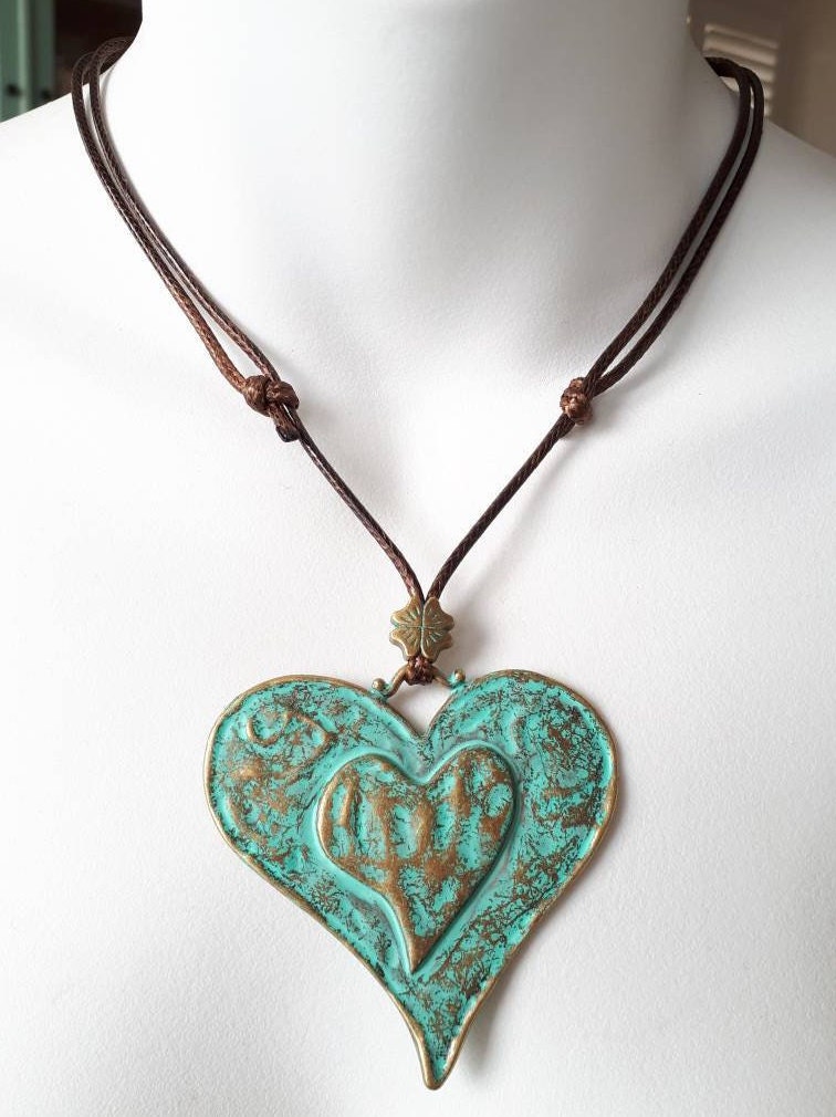 2, 5" Große Patina Messing Herz Charm Anhänger Wachsseil Handgefertigte Verstellbare Halskette von Sjewelry4u