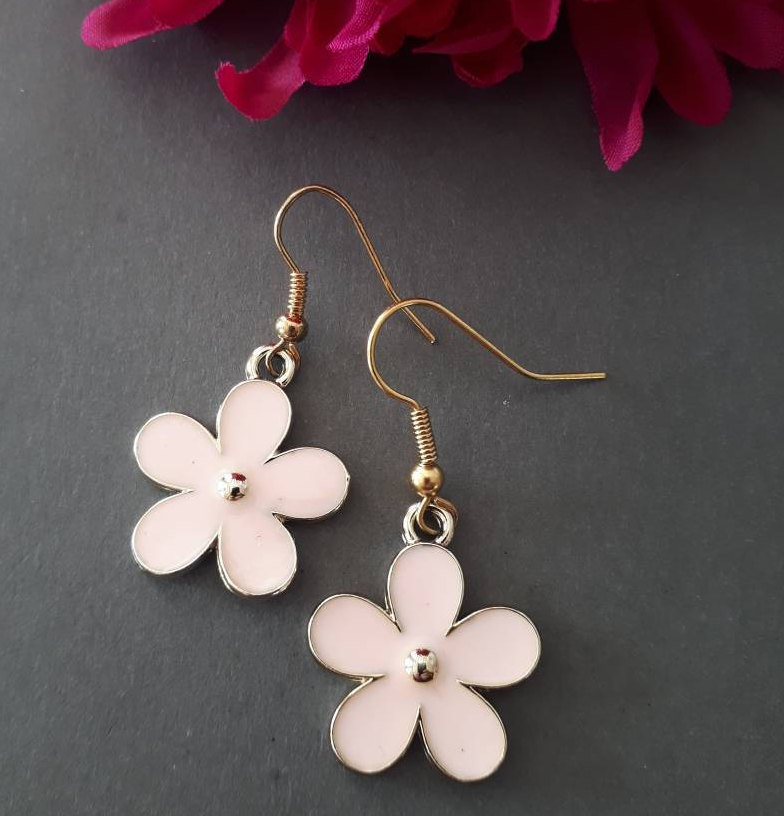 2-Seitige Emaille Blume Charm Baumelnde Haken Ohrringe von Sjewelry4u