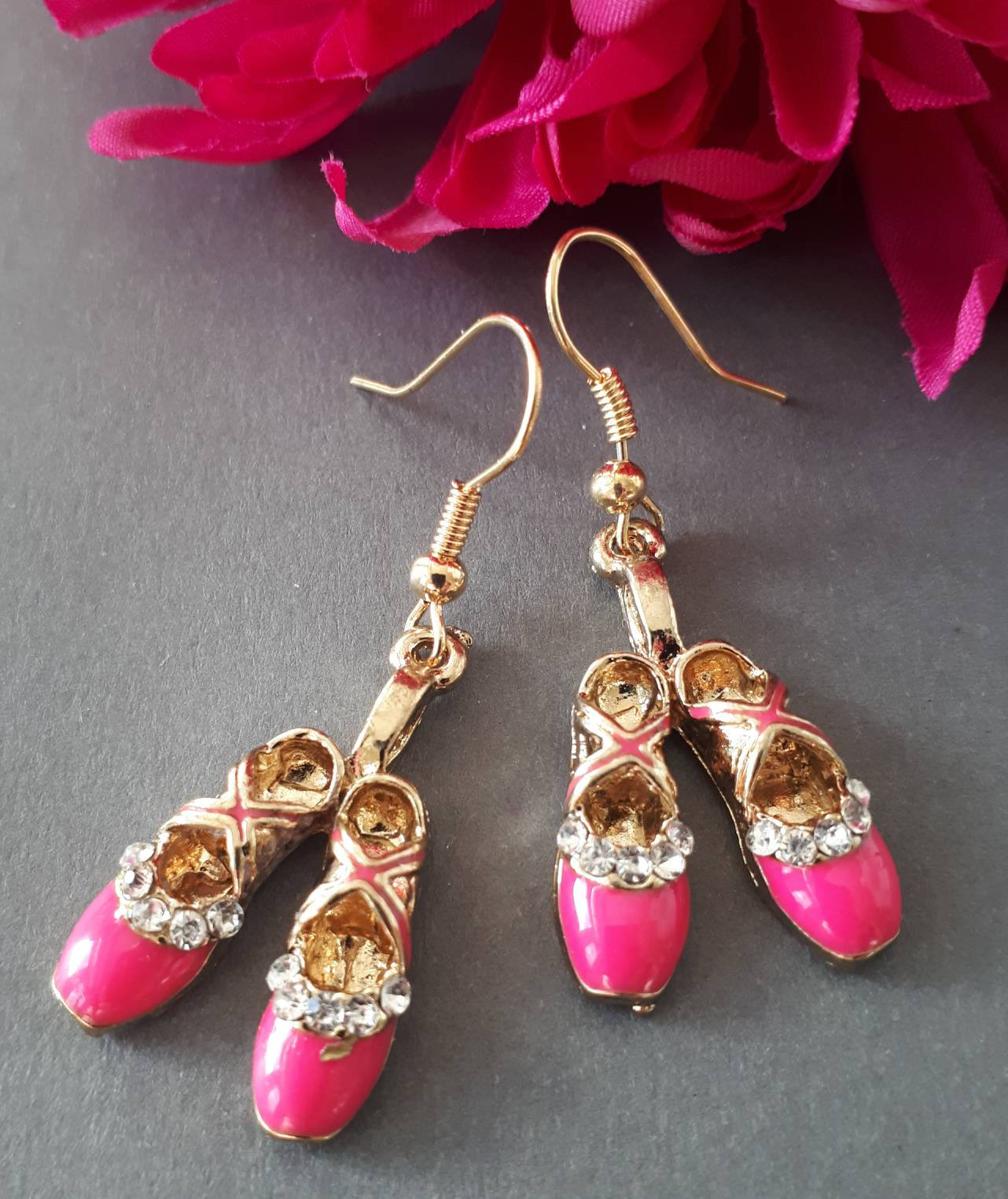 Emaille Rose Rosa Schuhe Charm Mit Klarem Strass, Baumelnde Haken Ohrringe von Sjewelry4u