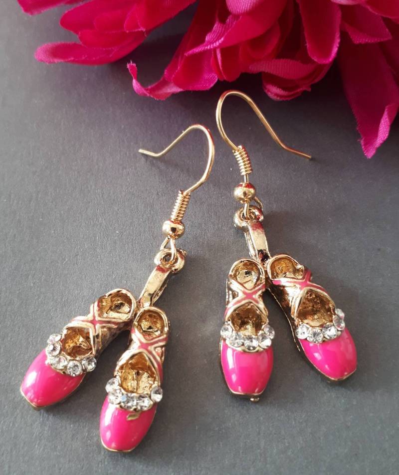 Emaille Rose Rosa Schuhe Charm Mit Klarem Strass, Baumelnde Haken Ohrringe von Sjewelry4u
