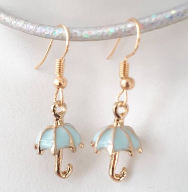 Ohrringe Mit 3D-Goldton Und Emailliertem Blauen Regenschirm-Charm von Sjewelry4u