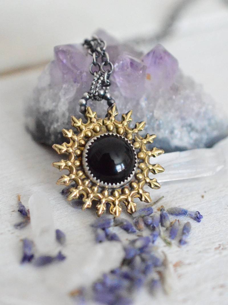 Gold Sunburst Halskette, Onyx Schmuck, Silber Ketten Anhänger von SkariJewellery