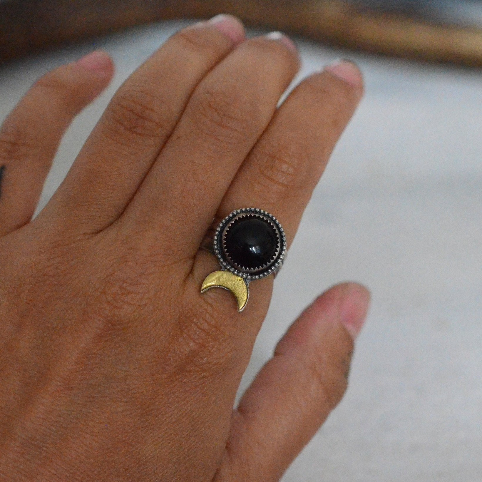 Runde Schwarze Onyx Edelstein Ring, Sterling Silber Und Mond Runde Schwarze Onyx Edelstein Ring, Sterling Silber Und Mond von SkariJewellery