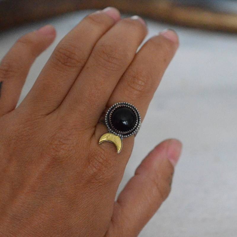 Runde Schwarze Onyx Edelstein Ring, Sterling Silber Und Mond Runde Schwarze Onyx Edelstein Ring, Sterling Silber Und Mond von SkariJewellery