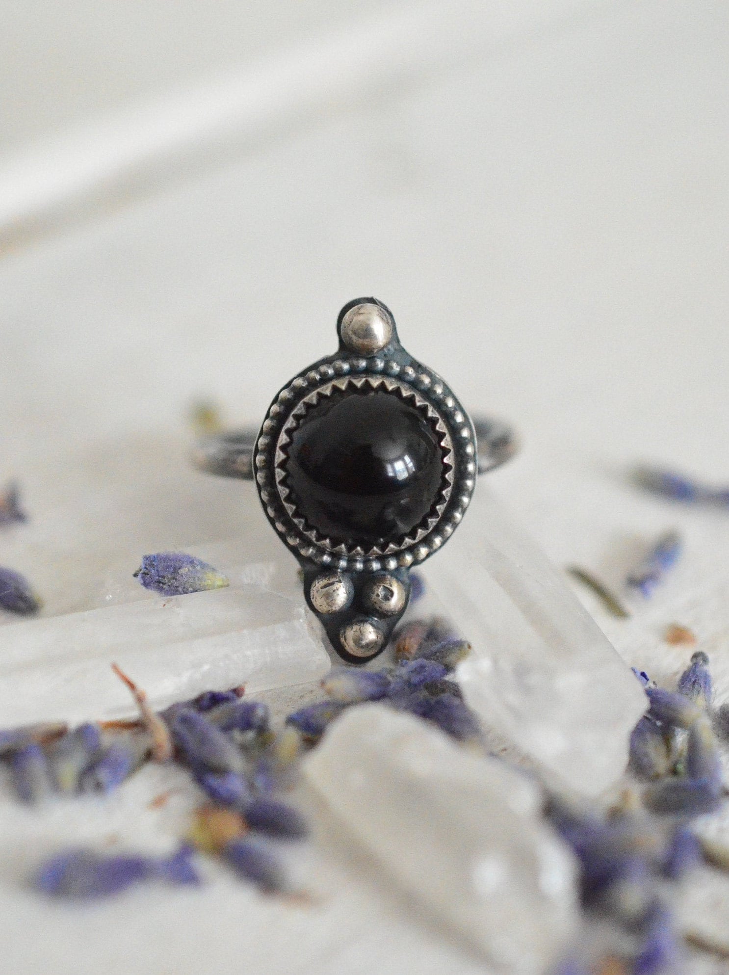 Runder Schwarzer Onyx Edelstein Ring, Handgemachter Silber Sterling Ring Runder Schwarzer Onyx Edelstein Ring, Handgemachter Silber Sterling Ring von SkariJewellery