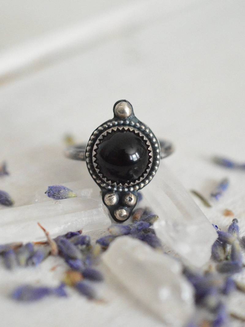 Runder Schwarzer Onyx Edelstein Ring, Handgemachter Silber Sterling Ring Runder Schwarzer Onyx Edelstein Ring, Handgemachter Silber Sterling Ring von SkariJewellery