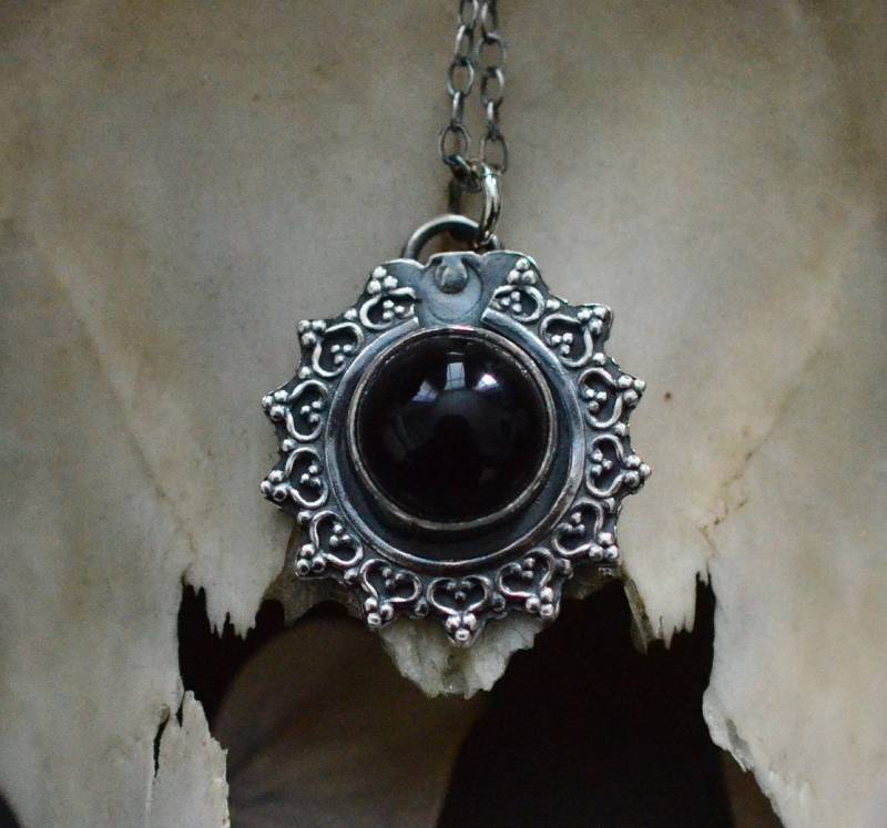 Schwarze Onyx Halskette, Silberner Handgefertigter Anhänger, Zarte Boho von SkariJewellery