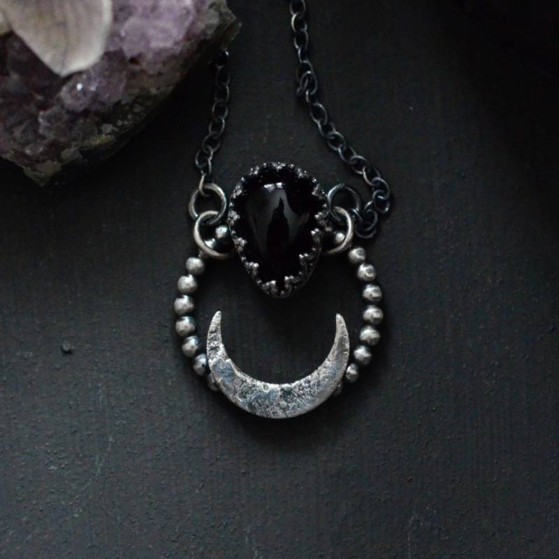 Schwarze Onyx Halskette, Talisman Halbmond Silber Anhänger von SkariJewellery