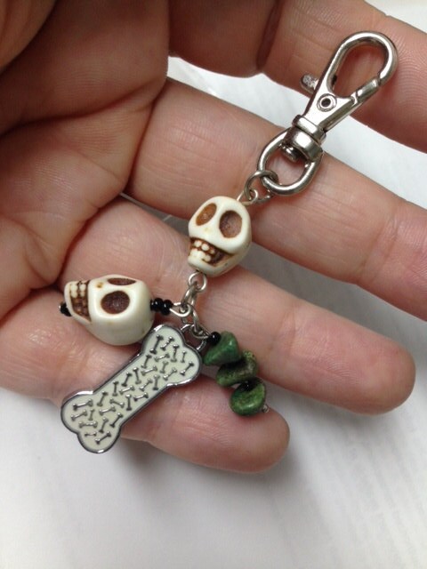 Skull Schlüsselanhänger, Weiße Howlith Schädel Und Grüne Türkissteine, Hundeknochen Charme, Geschenk Für Junge, Teenager, Reißverschluss Skull Schlüsselanhänger, Weiße Howlith Schädel Und Grüne Türkissteine, Hundeknochen Charme, Geschenk Für Junge, Teenager, Reißverschluss von SkaterHermitShop