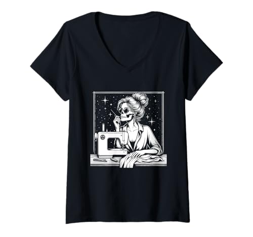 Damen Unordentlicher Dutt Haar Skelett Kanalisation Quilter Halloween Quilten T-Shirt mit V-Ausschnitt von Skeleton Sewer Quilter Halloween Quilting