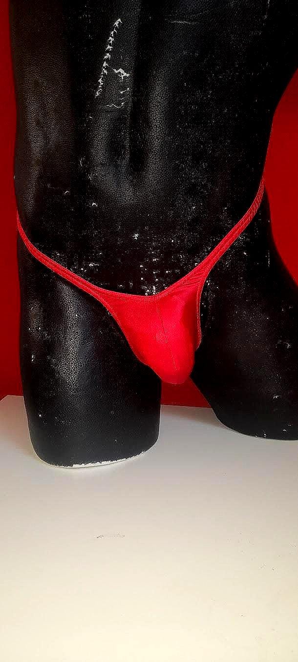Sehr Schöner String Mit Kleinem Dreieck Am Po Und Ca 14mm Bänder Sehr Schöner String Mit Kleinem Dreieck Am Po Und Ca 14mm Bänder von intymofashion