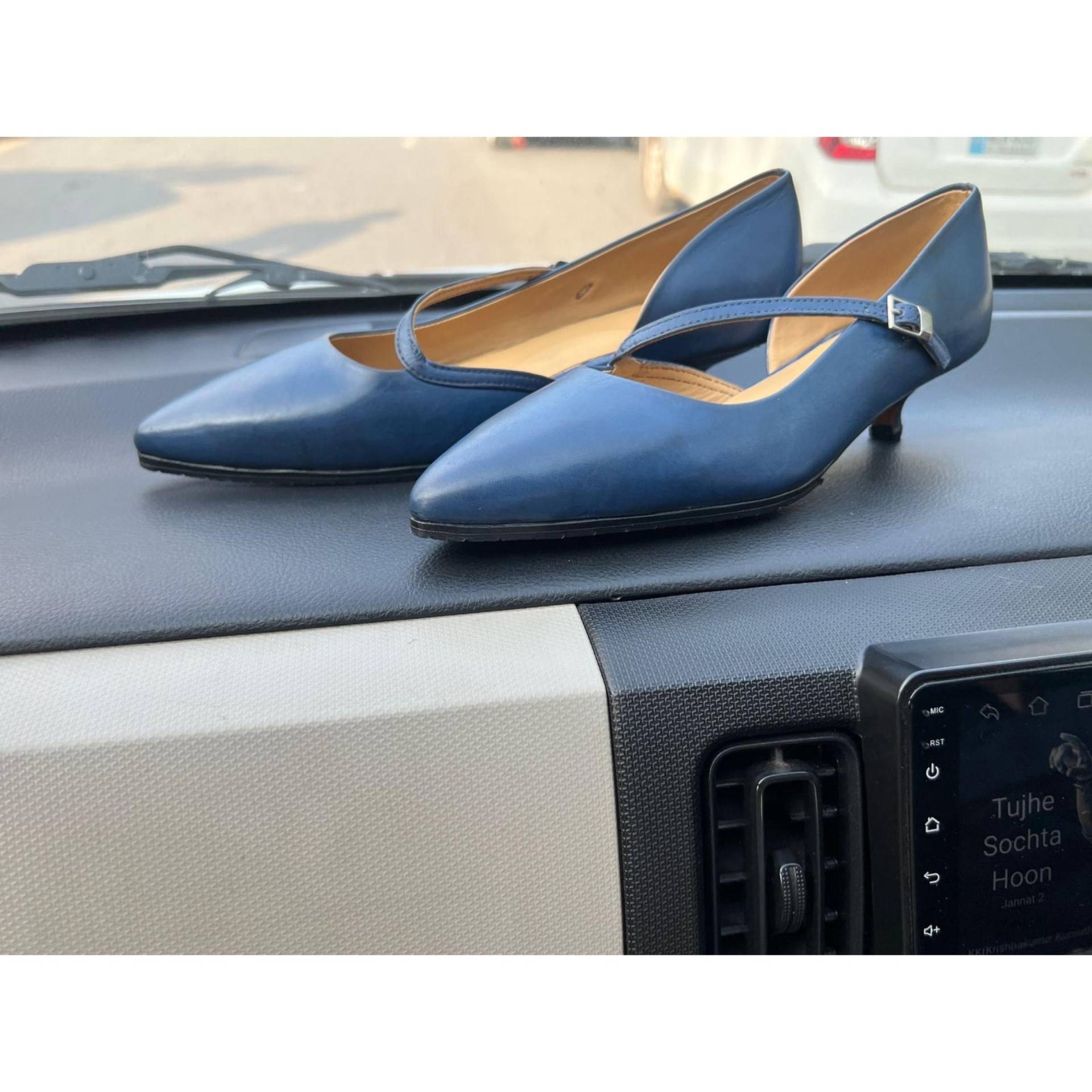 Wunderschön Maßgeschneiderte Mädchen Echtes Leder in Blauer Farbspitze 1-Zoll-Absatz Wunderschön Maßgeschneiderte Mädchen Echtes Leder in Blauer Farbspitze 1-Zoll-Absatz von SkinCraftStoreArt