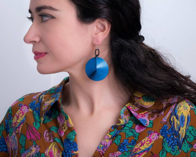 Blaue Leder Trommel Ohrringe Geometrisch, Silber 925 Haken Blaue Leder Trommel Ohrringe Geometrisch, Silber 925 Haken von SkinOnSkinLeatherArt