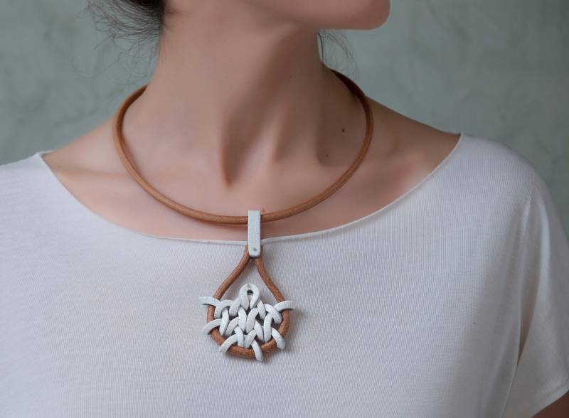 Handgewebter Tropfen Anhänger Aus Leder Tradition Inspirierte Halskette Handgewebter Tropfen Anhänger Aus Leder Tradition Inspirierte Halskette von SkinOnSkinLeatherArt