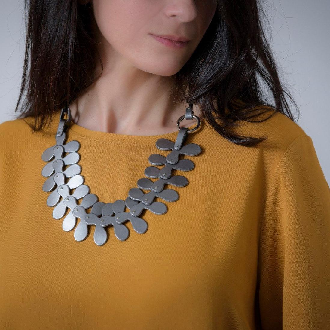 Lätzchen-Halskette Aus Leder, Graues Fischgräten-Kettenstück, Natur Inspiriert Und Statement-Bildung, Außergewöhnliches Design Lätzchen-Halskette Aus Leder, Graues Fischgräten-Kettenstück, Natur Inspiriert Und Statement-Bildung, Außergewöhnliches Design von SkinOnSkinLeatherArt