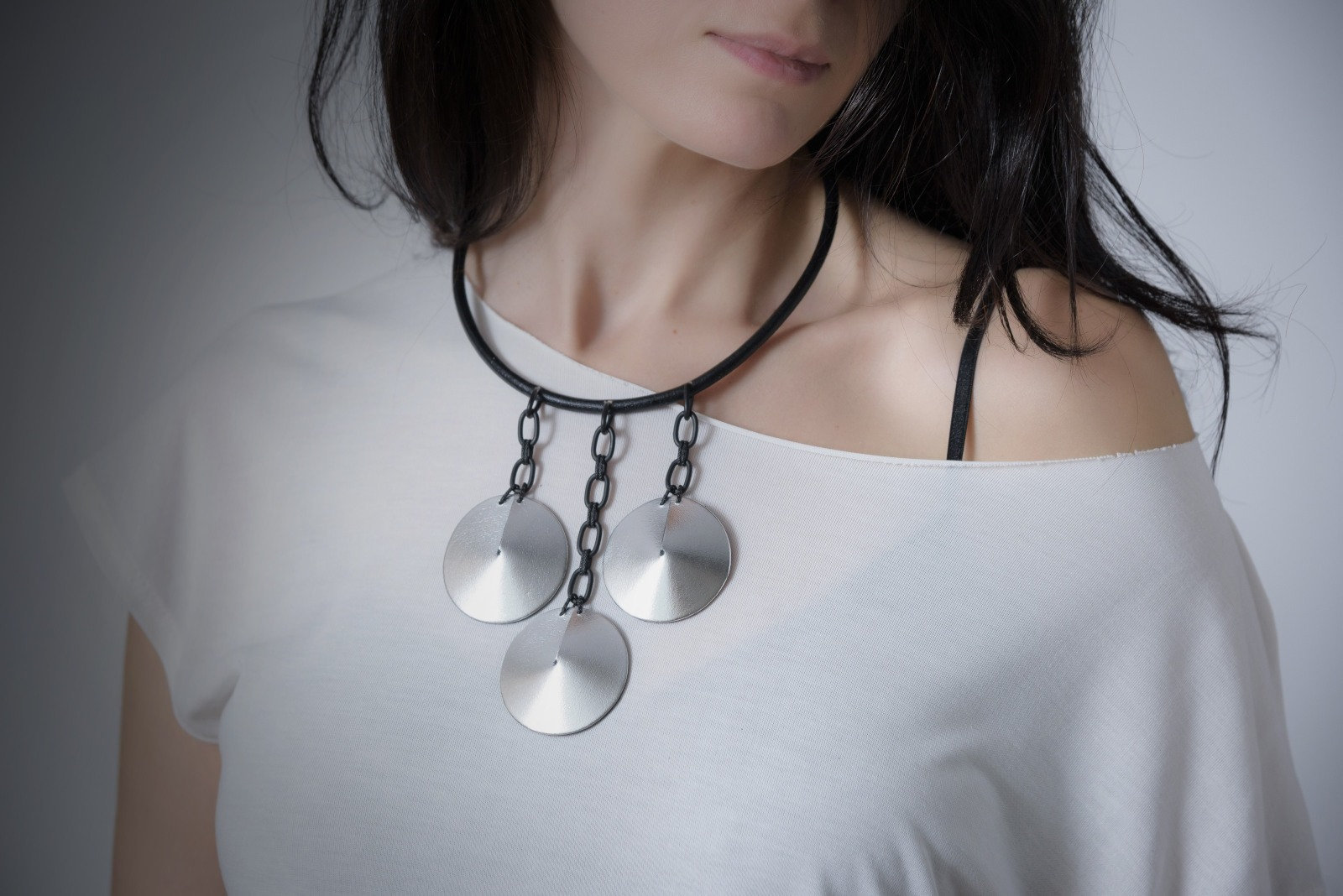 Metallic Silber Leder Statement Halskette Grecian Chic Party Schmuck Metallic Silber Leder Statement Halskette Grecian Chic Party Schmuck von SkinOnSkinLeatherArt