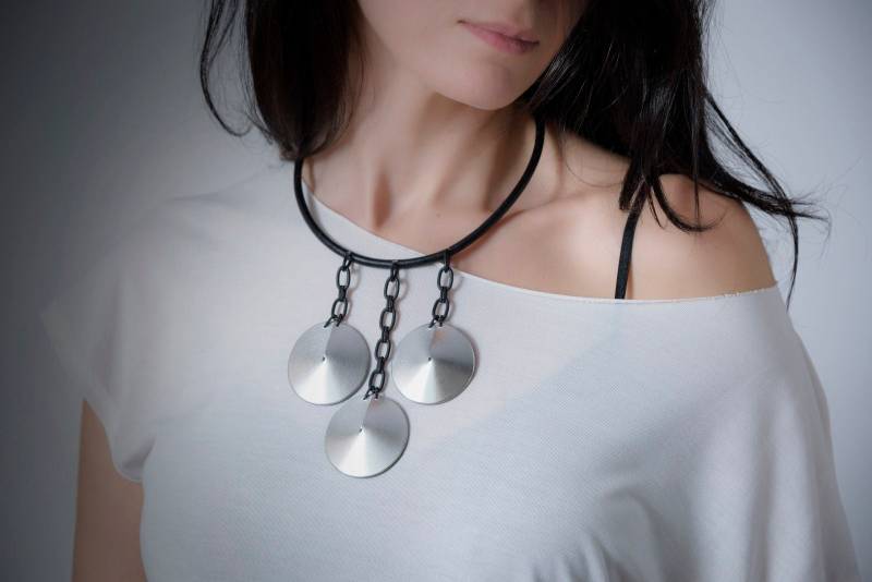 Metallic Silber Leder Statement Halskette Grecian Chic Party Schmuck Metallic Silber Leder Statement Halskette Grecian Chic Party Schmuck von SkinOnSkinLeatherArt