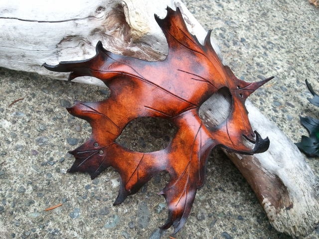Blattmaske Aus Leder Inspiriert Von Den Mächtigen Eichenblättern Blattmaske Aus Leder Inspiriert Von Den Mächtigen Eichenblättern von SkinzNhydez