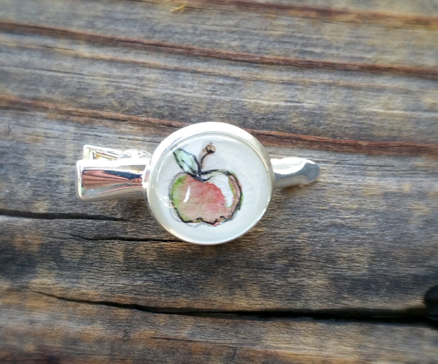 Apple-Haarspange. Aquarell Und Tusche Hand Bemalte Miniatur Malerei, Red Green Apple in Einer Haarspange Oder Einem Foto Clip Kleiderbügel Apple-Haarspange. Aquarell Und Tusche Hand Bemalte Miniatur Malerei, Red Green Apple in Einer Haarspange Oder Einem Foto Clip Kleiderbügel von SkipperBay