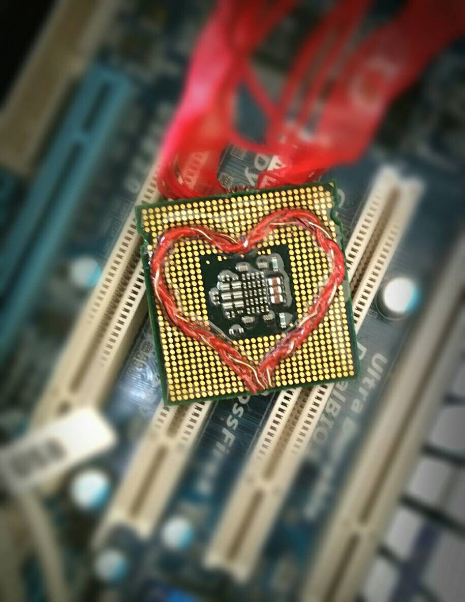 Geek Valentine Schmuck Halskette, Intel Pentium Dual-Core 1, 8 Ghz Prozessor Anhänger Halskette Mit Roten Drucker Kabel Draht Herzen Geek Valentine Schmuck Halskette, Intel Pentium Dual-Core 1, 8 Ghz Prozessor Anhänger Halskette Mit Roten Drucker Kabel Draht Herzen von SkipperBay